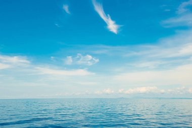 Bulut ile mükemmel güzel deniz manzarası gökyüzü
