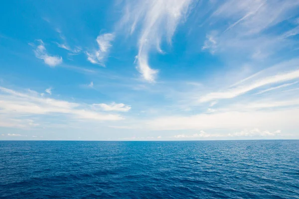 Tökéletes gyönyörű tengerzöld égbolt felhővel — Stock Fotó