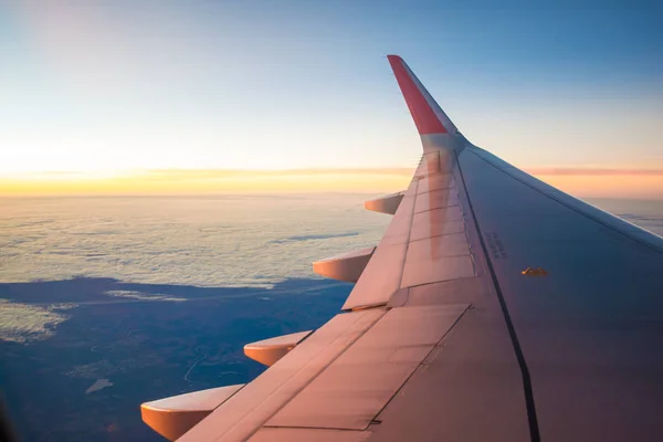 Avión ala cielo colorido atardecer —  Fotos de Stock