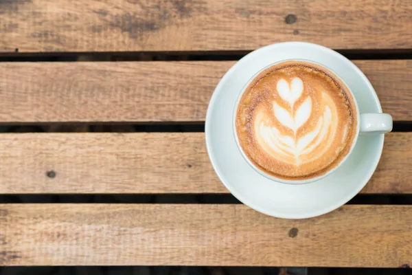 Latte art texture café en tasse blanche sur table en bois — Photo