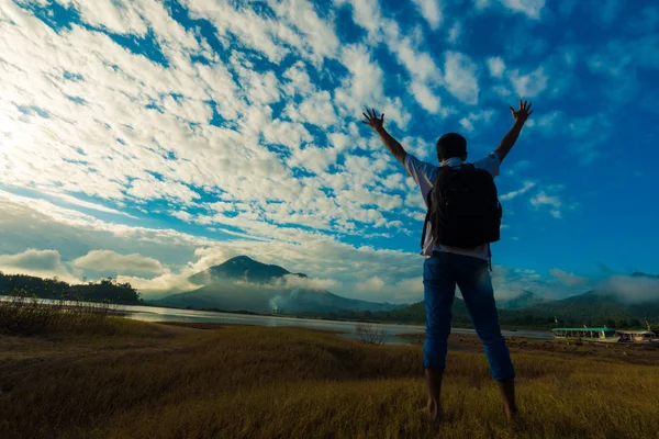 Toursit hombres escalando disfrutar del amanecer — Foto de Stock