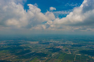 Kabarık bulutlu hava görünümü mavi gökyüzü