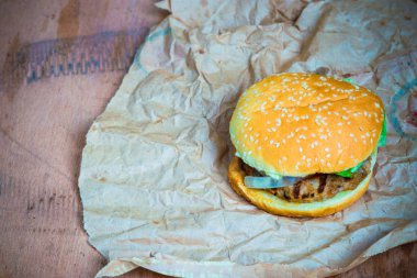 Kahverengi kutusebze ile iyi lezzetli ev yapımı hamburger