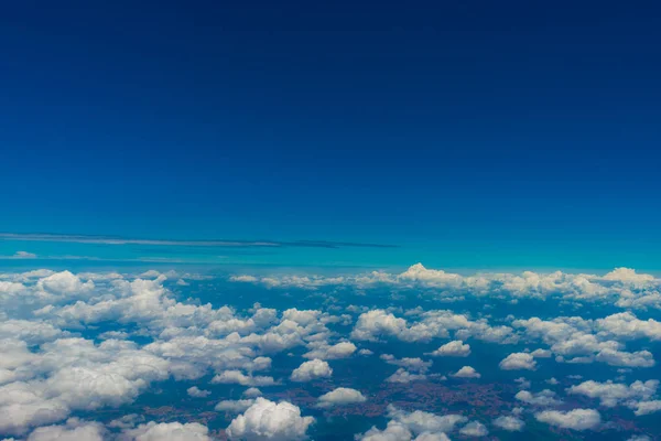 Вид з повітря на блакитне небо з пухнастою хмарою — стокове фото