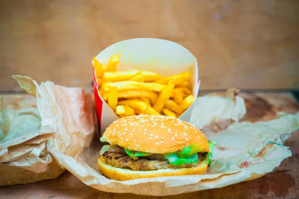 Kahverengi kutusebze ile iyi lezzetli ev yapımı hamburger