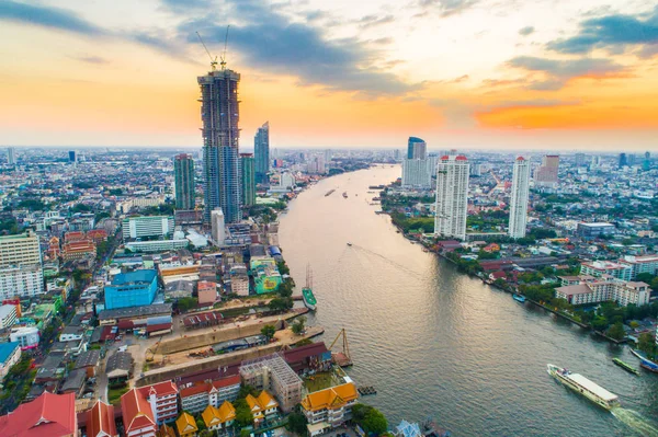 Nehir gün batımı ile havadan bangkok bina