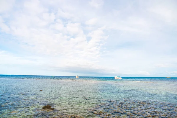 雲海の風景と朝の青空 — ストック写真