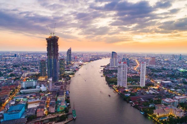 Nehir gün batımı ile havadan bangkok bina — Stok fotoğraf