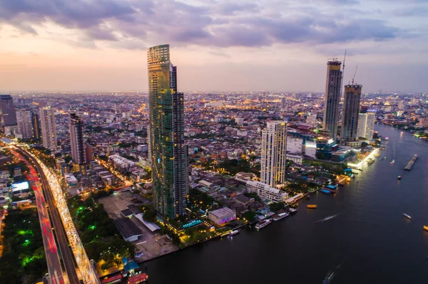 Bovenaanzicht Bangkok gebouw met rivier zonsondergang — Stockfoto