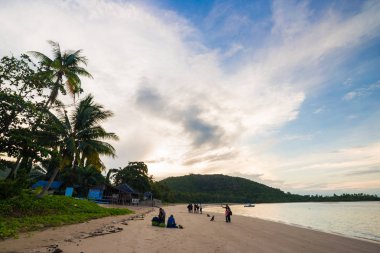 Bulut deniz manzarası ile sabah mavi gökyüzü