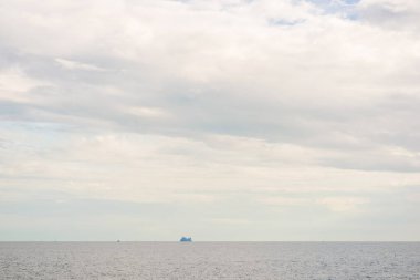 Bulut deniz manzarası ile sabah mavi gökyüzü