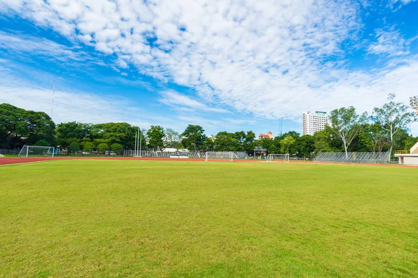 Futebol campo de grama verde ao ar livre — Fotografia de Stock