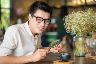 İş Asyalı erkekler kahve dükkanında dizüstü bilgisayar ile çalışan