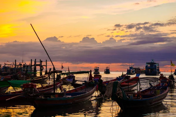 Silhouette seascape pôr do sol barco de madeira na costa do mar — Fotografia de Stock