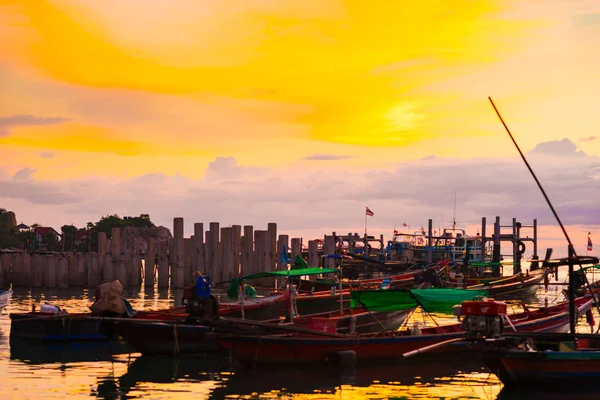 Silhouette seascape pôr do sol barco de madeira na costa do mar — Fotografia de Stock