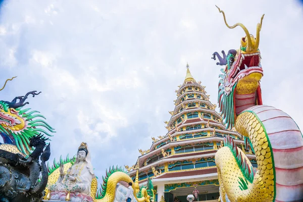 Socha zlaté dračí architektury v buddhistickém chrámu — Stock fotografie