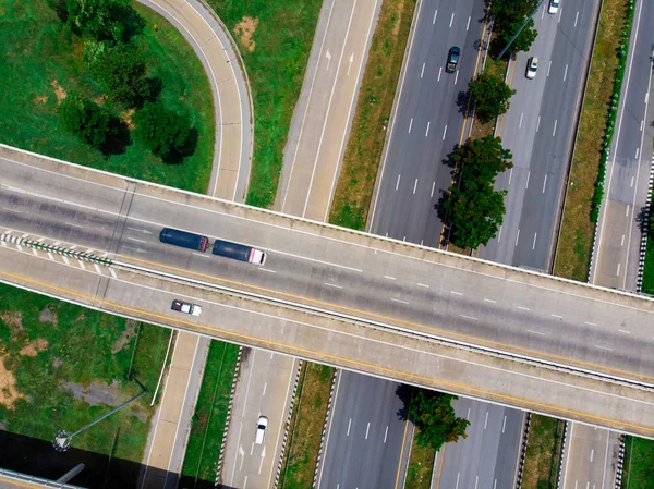 Transporte urbano cruzar estrada de asfalto junção com carro e caminhão mo — Fotografia de Stock