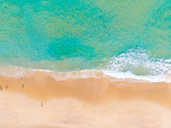 Вид з повітря морська хвиля білий піщаний пляж — стокове фото