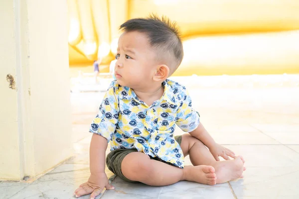 Tout-petit bébé garçon ramper sur le sol en marbre — Photo