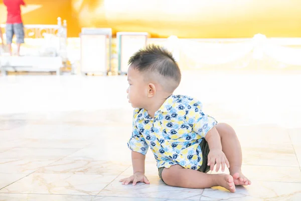 Mermer zeminde yürümeye başlayan bebek sürünerek — Stok fotoğraf