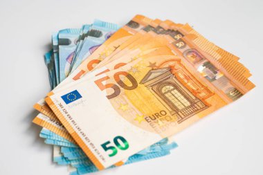 Euro para yığını beyaz arka plan yayıldı