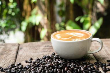 Kızartma fasulye ile beyaz fincan latte sanat kahve