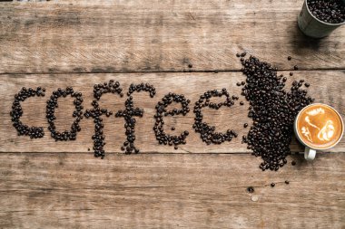 Latte kahve ile kahve çekirdeği doku kelime