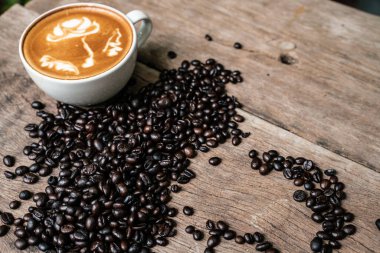 Kızartma fasulye ile beyaz fincan latte sanat kahve