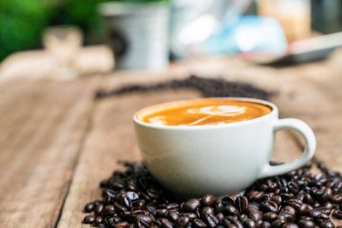 Kızartma fasulye ile beyaz fincan latte sanat kahve