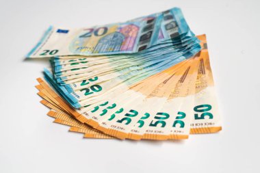 Euro para yığını beyaz arka plan yayıldı
