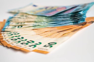 Euro para yığını beyaz arka plan yayıldı