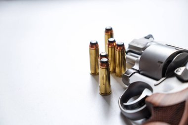 .Beyaz arka planda mermi ile 44 magnum revolver silah
