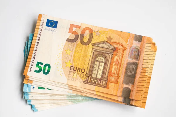 Pacchetto di banconote in euro banconota su sfondo bianco — Foto Stock