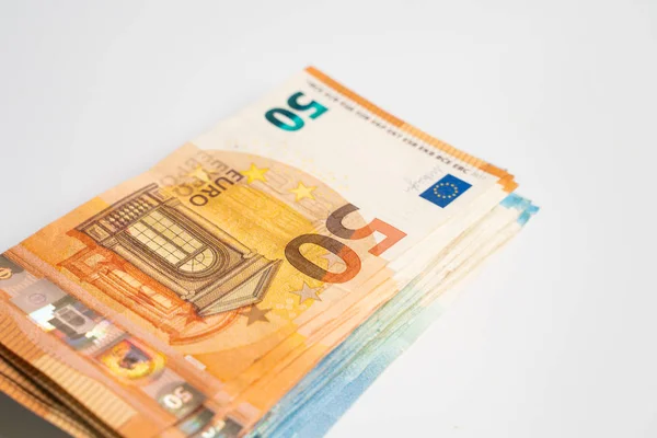白い背景にユーロ紙幣の金銭紙のパイルバンドル — ストック写真