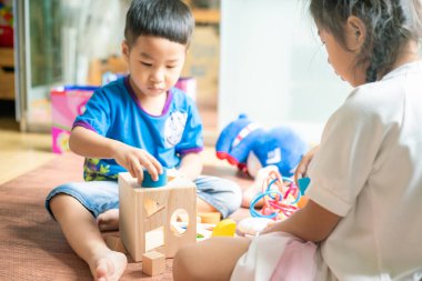 Birlikte oyuncak oynayan lottle çocuk arkadaş Grubu