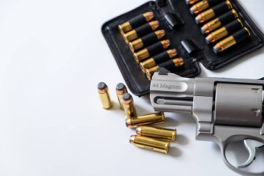 .Beyaz arka planda mermi ile 44 magnum revolver silah