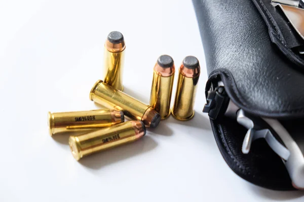 .44 Magnum revolver pistool met kogel op witte achtergrond — Stockfoto