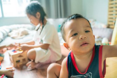 Birlikte oyuncak oynayan lottle çocuk arkadaş Grubu