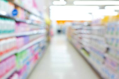 Modern süpermarketin bulanık rafı