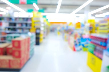 Modern süpermarketin bulanık rafı
