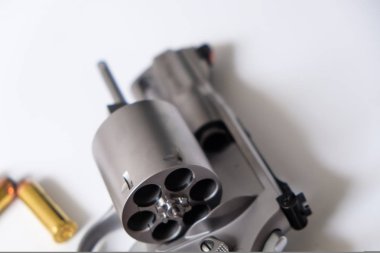 .Beyaz arka planda mermi ile 44 magnum revolver silah
