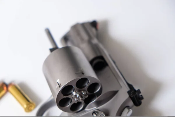.44 revólver magnum con bala sobre fondo blanco — Foto de Stock
