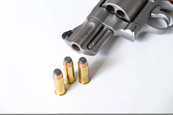 .44 magnum revolver gun avec balle sur fond blanc — Photo