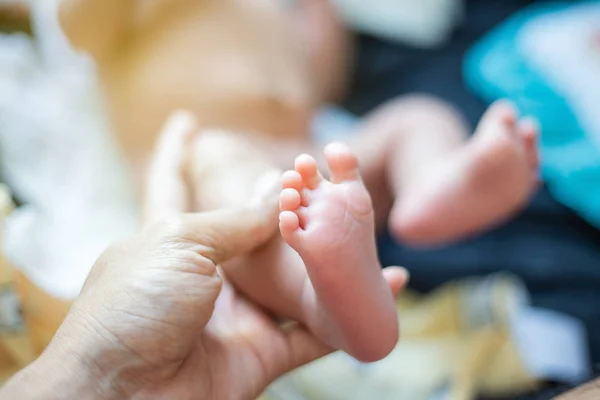 Bambino piedi tenuta da padre mano massaggio selettivo messa a fuoco — Foto Stock