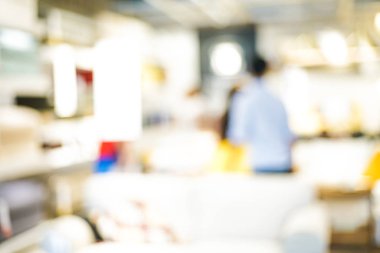 Alışveriş merkezinde yürüyen iş adamları bulanık grup