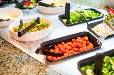Salata bar dükkanında çeşitli sebze ve meyve salatası