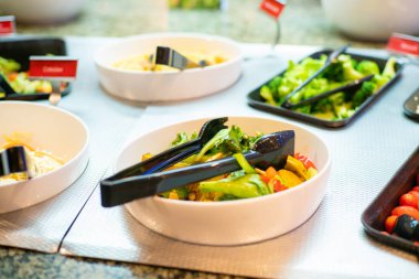 Salata bar dükkanında çeşitli sebze ve meyve salatası