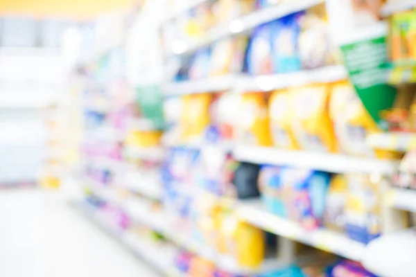 Supermercado desfocado com vários produtos na linha de prateleira — Fotografia de Stock