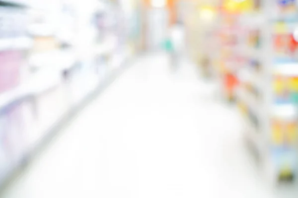 Розмитий супермаркет з різними продуктами на полиці ряду — стокове фото