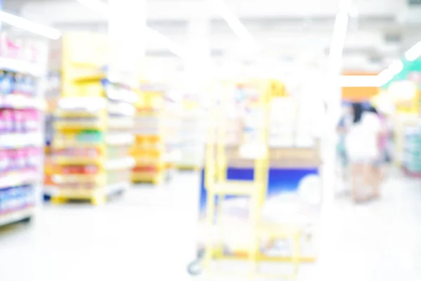 Supermercado desfocado com vários produtos na linha de prateleira — Fotografia de Stock